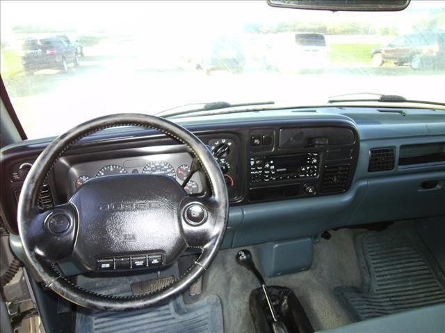 1997 Dodge Ram 1500 ST Club Cab 8-ft. Bed 4WD