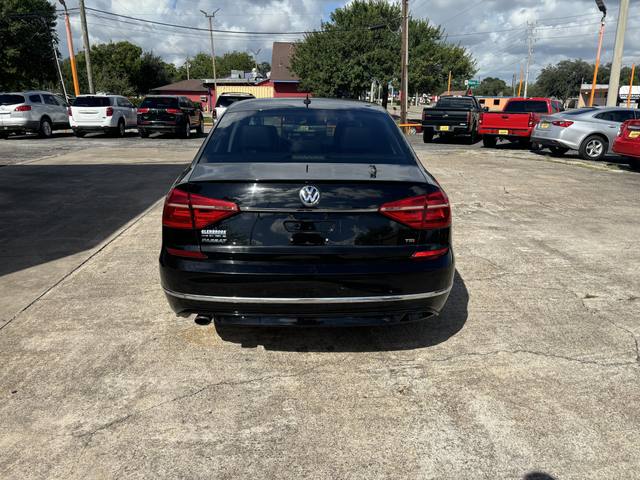 2016 Volkswagen Passat R-LINE
