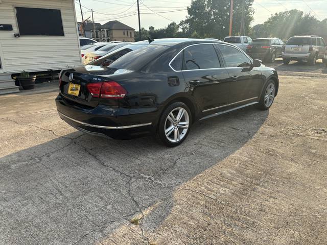 2015 Volkswagen Passat SE PZEV 6A w/ Sunroof & Nav