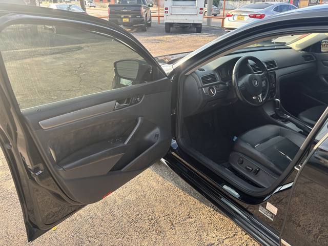 2015 Volkswagen Passat SE PZEV 6A w/ Sunroof & Nav