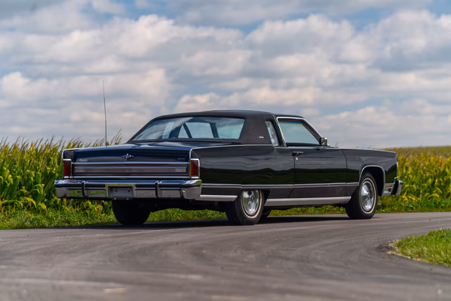 1977 LINCOLN TOWN CAR COUPE 