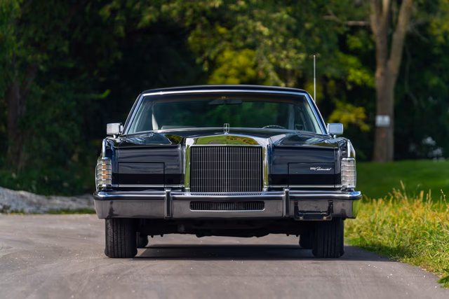 1977 LINCOLN TOWN CAR COUPE 