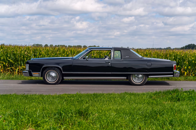 1977 LINCOLN TOWN CAR COUPE 