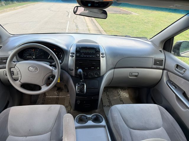 2007 Toyota Sienna LE FWD 8-Passenger Seating