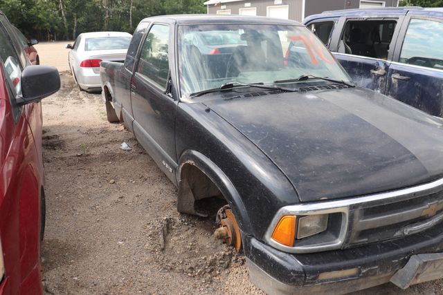 1995 Chevrolet S10 Pickup LS Ext. Cab Short Bed 2WD