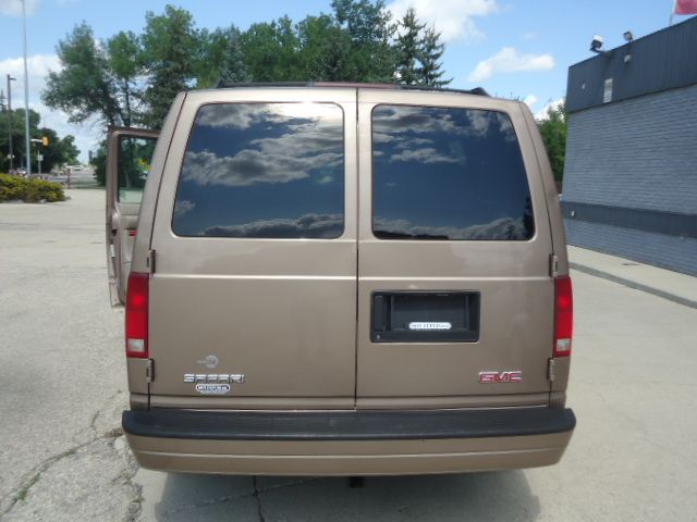 2005 GMC Safari Passenger Van