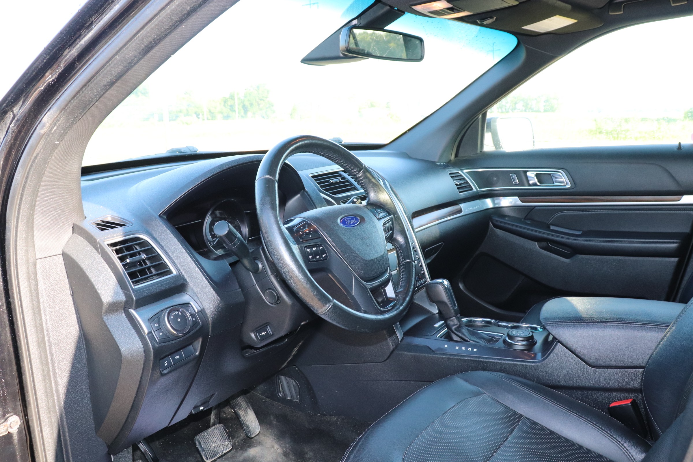 2017 Ford Explorer (R)(P)(7) Limited 4WD - 12