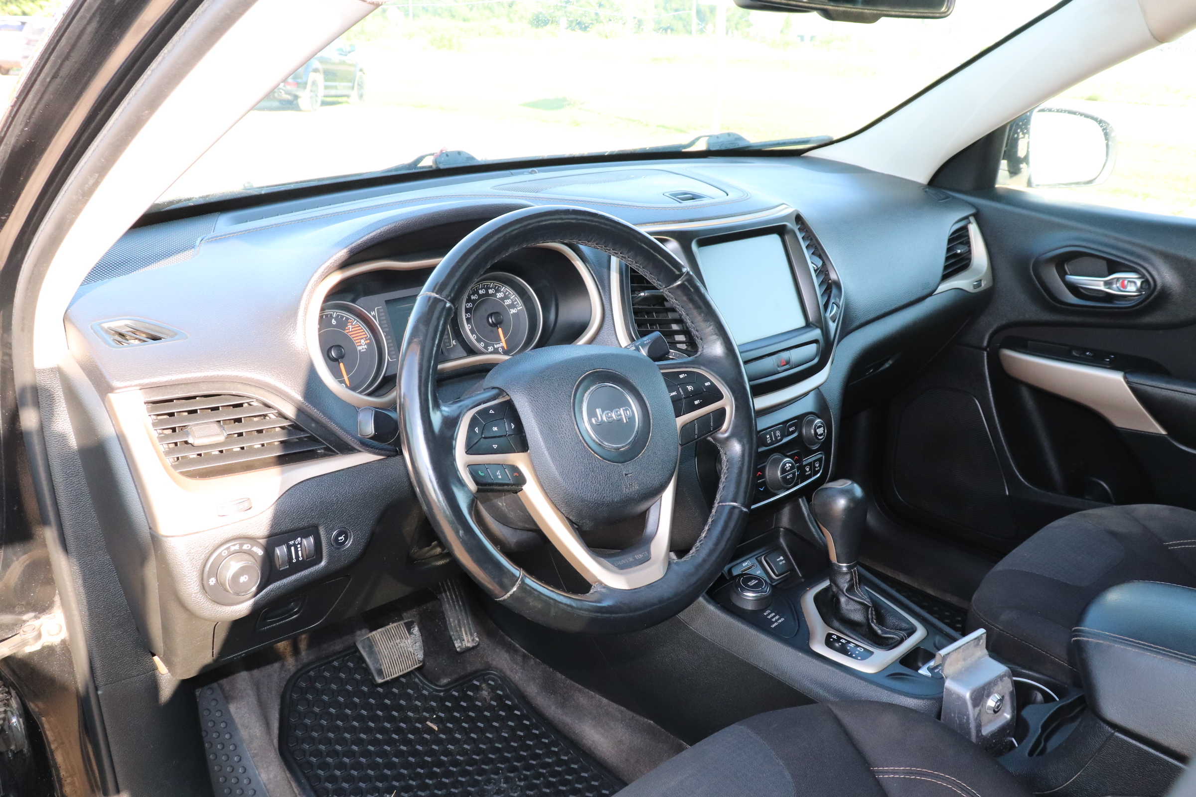 2018 Jeep Cherokee (R)(F)(5) Latitude 4WD - 12