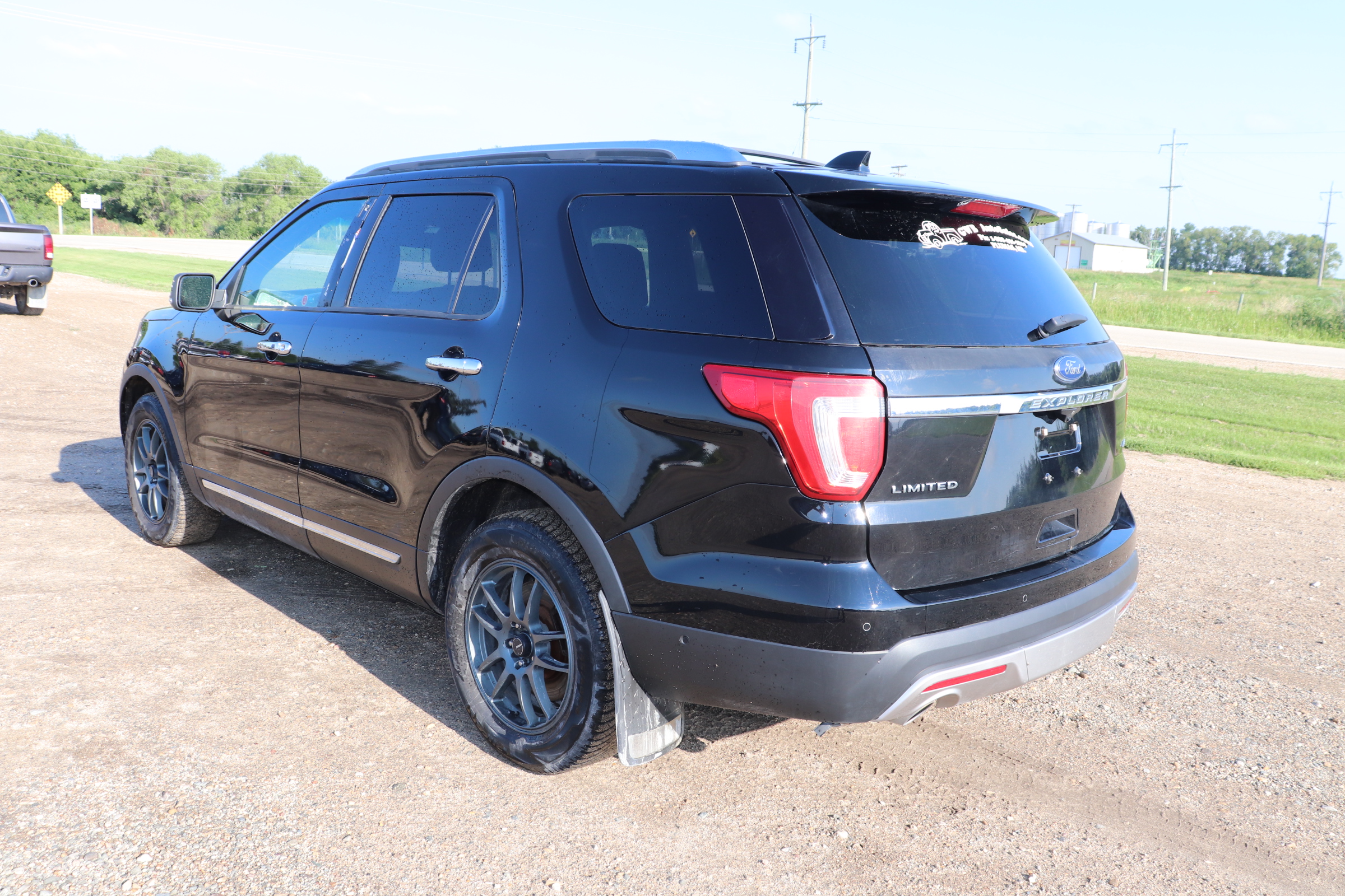 2017 Ford Explorer (R)(P)(7) Limited 4WD - 8