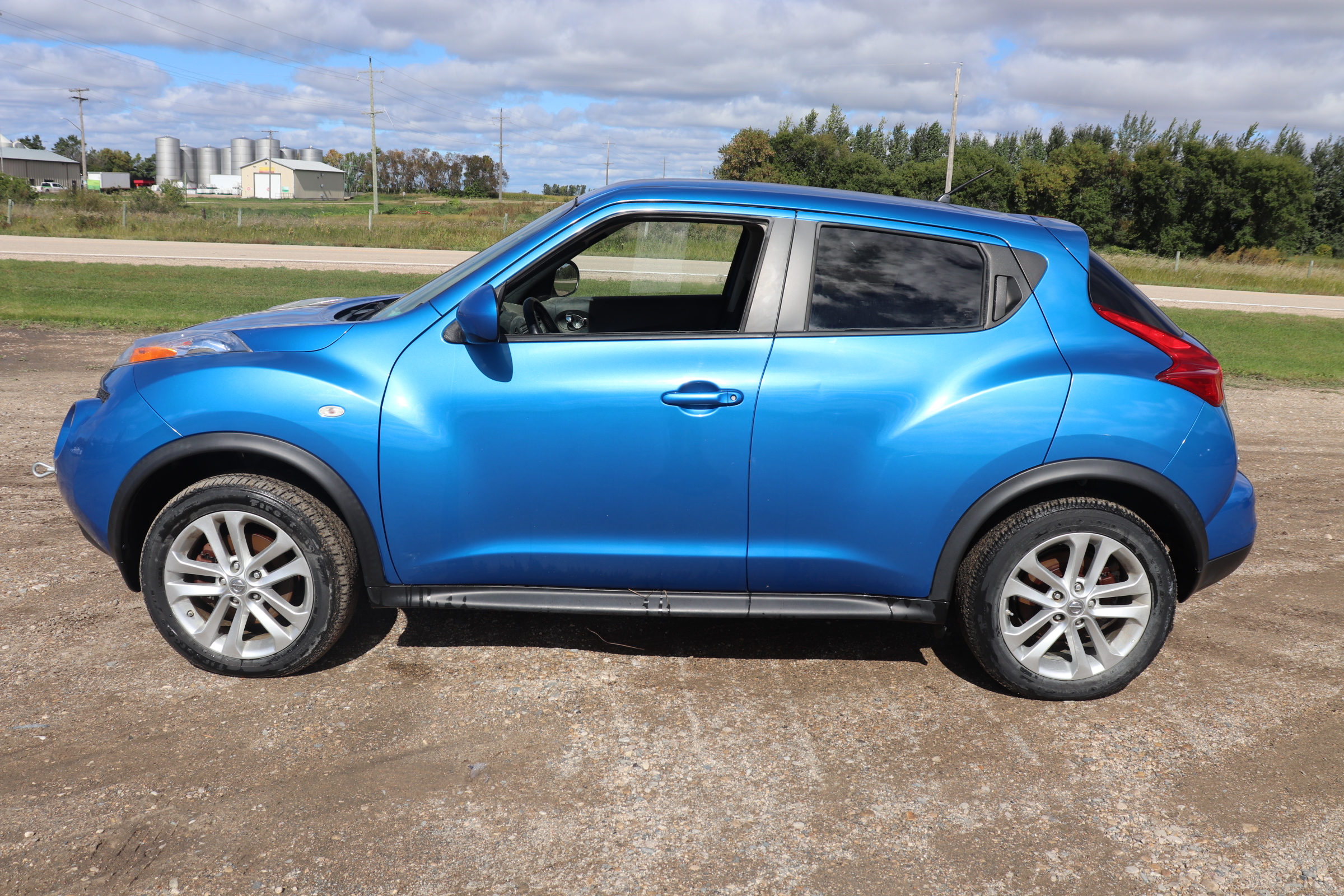 2011 Nissan Juke (R)(E)(5) SV AWD - 4