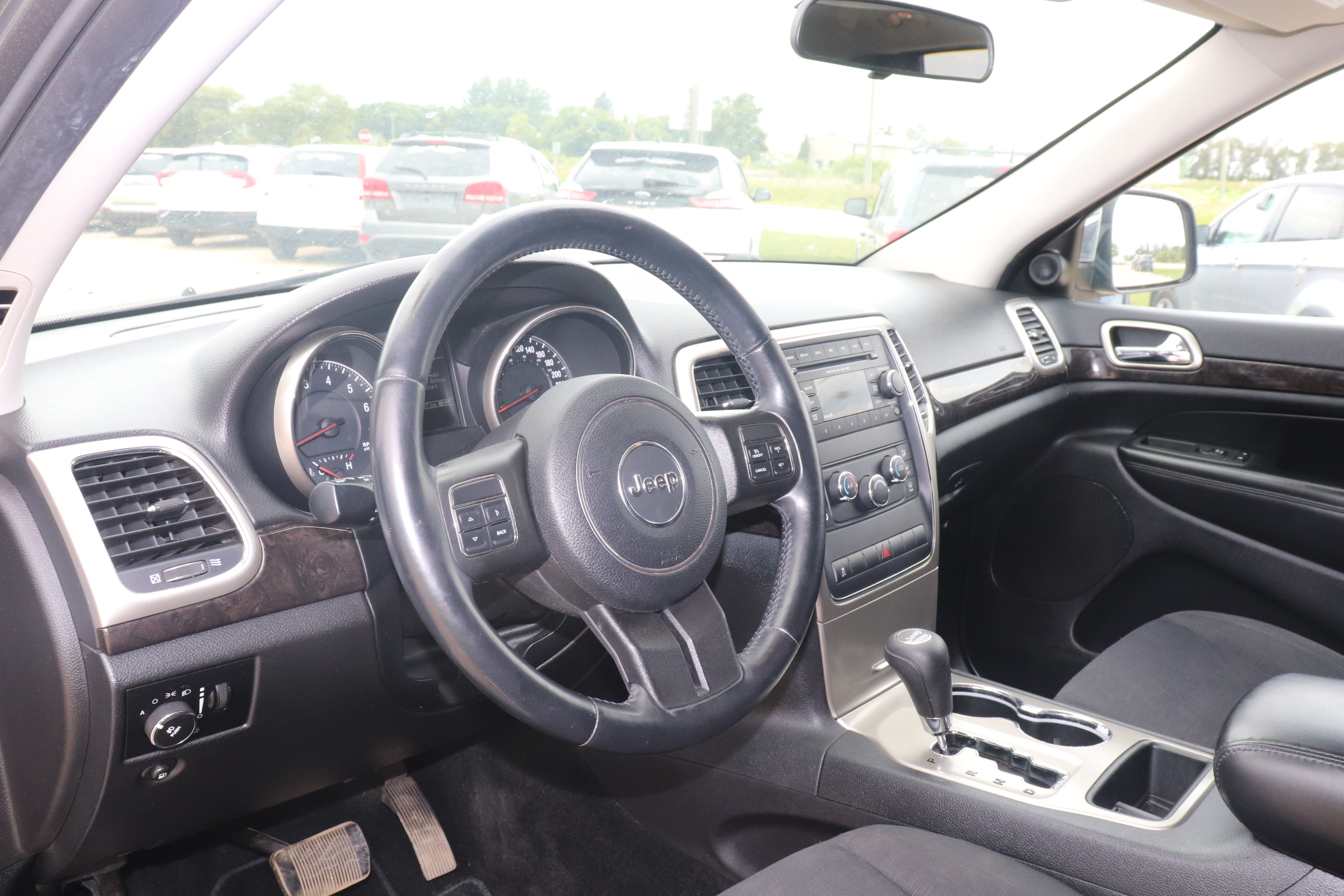 2012 Jeep Grand Cherokee (R)(G)(5) Laredo 4WD - 10