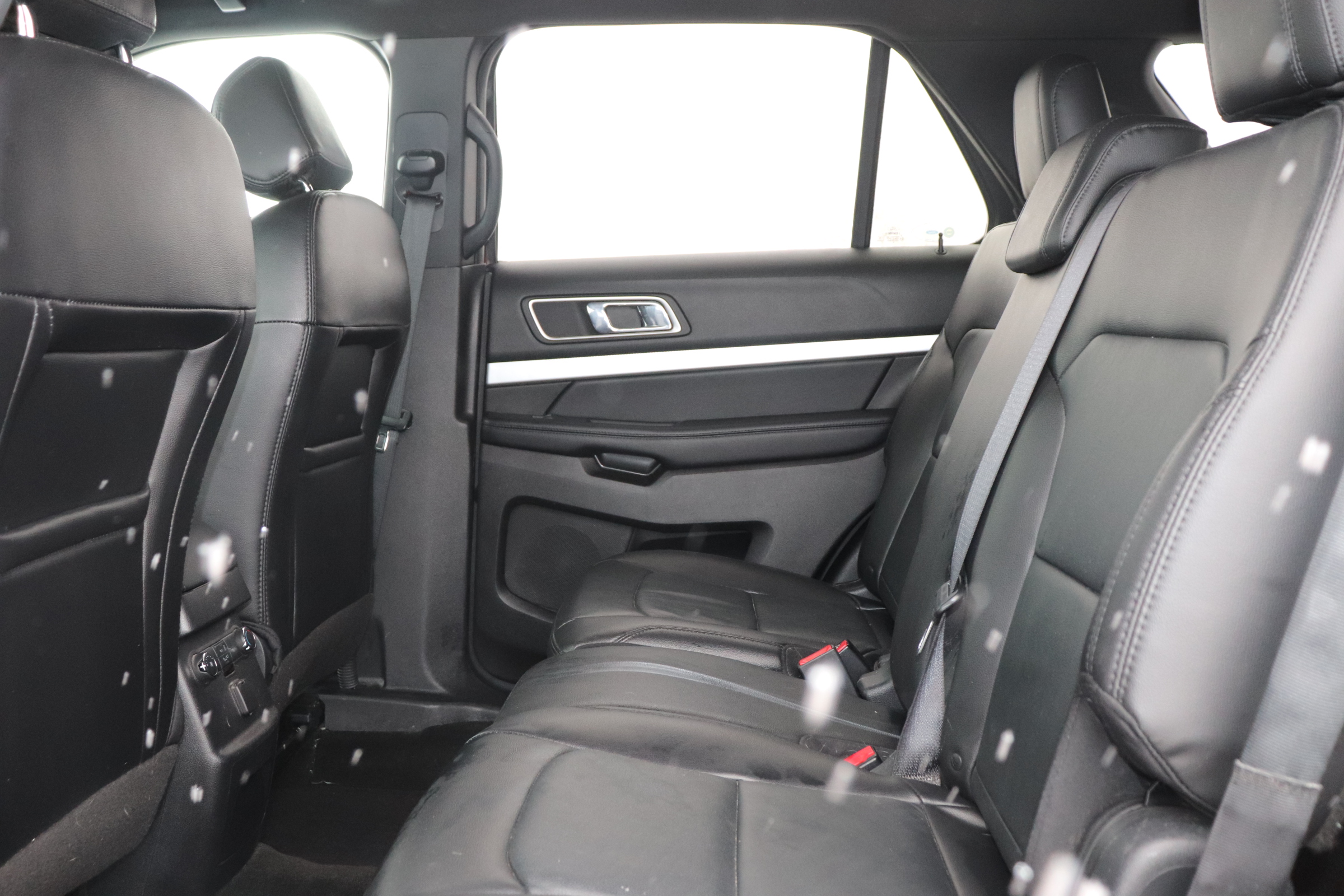 2017 Ford Explorer (R)(J)(7) XLT 4WD - 12