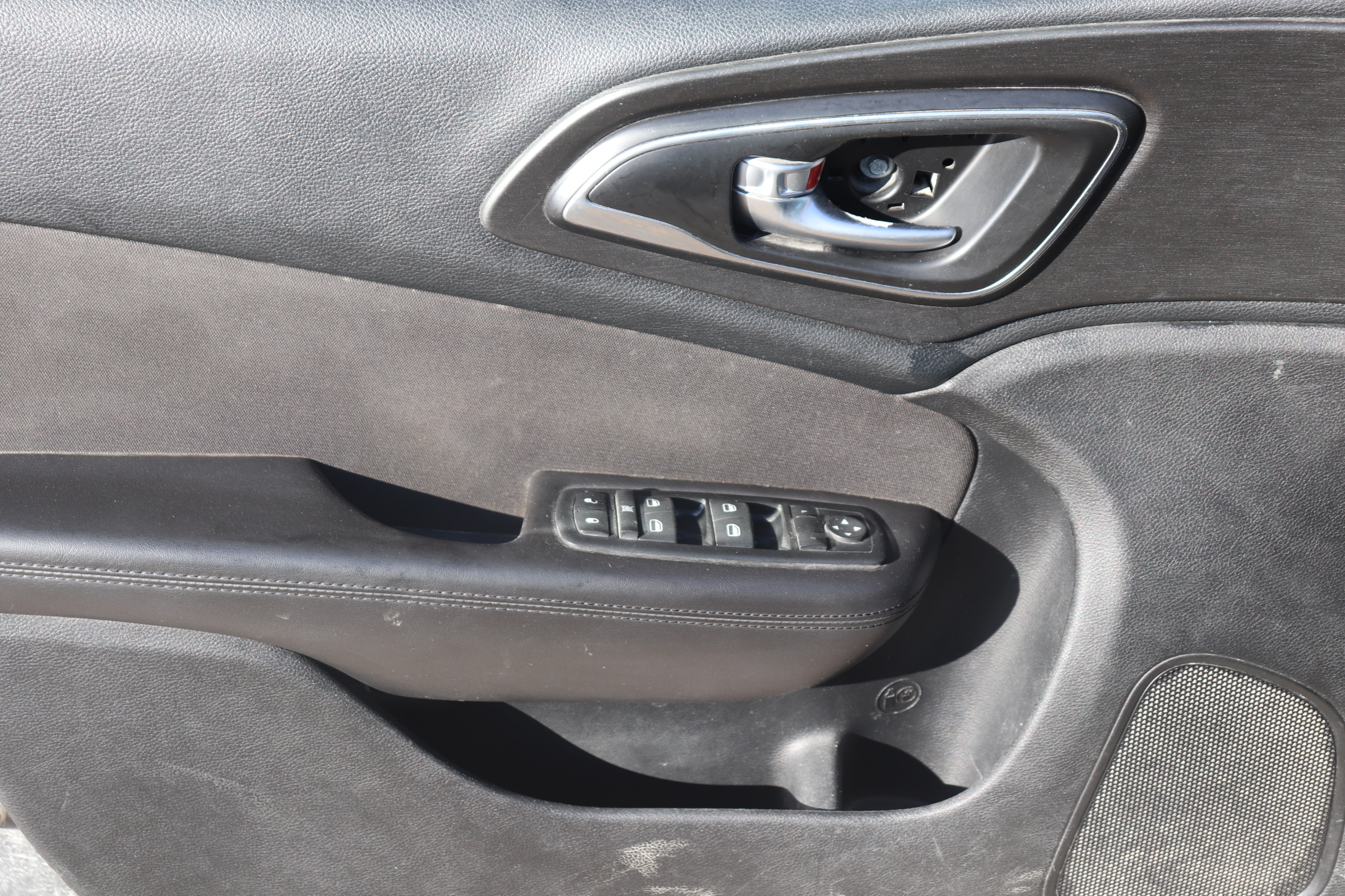 2015 Chrysler 200 (R)(E)(5) LX - 9